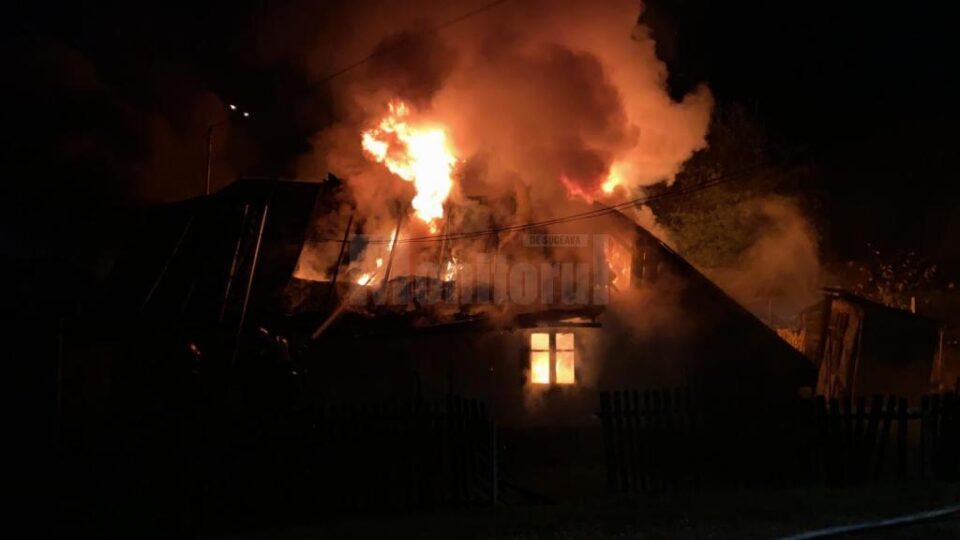 Flacarile au cuprins intreaga constructie, o casa veche in care nu se afla nimeni in momentul izbucnirii incendiului Flacarile au cuprins intreaga constructie, o casa veche in care nu se afla nimeni in momentul izbucnirii incendiului