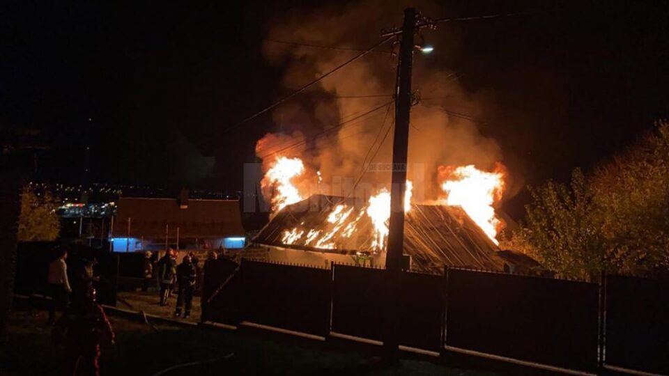 Incendiul a fost observat târziu, când focul cuprinsese întreg acoperișul