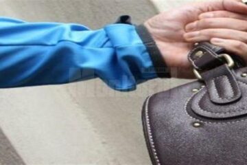 O femeie a fost atacată de un tânăr care i-a smuls geanta