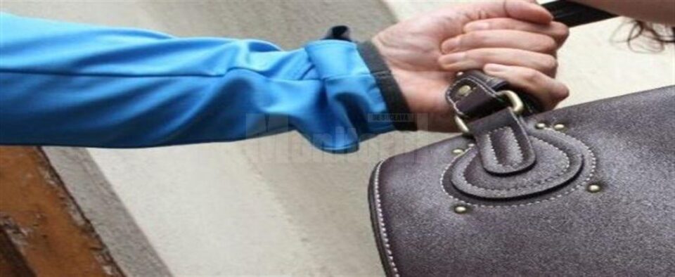 O femeie a fost atacată de un tânăr care i-a smuls geanta