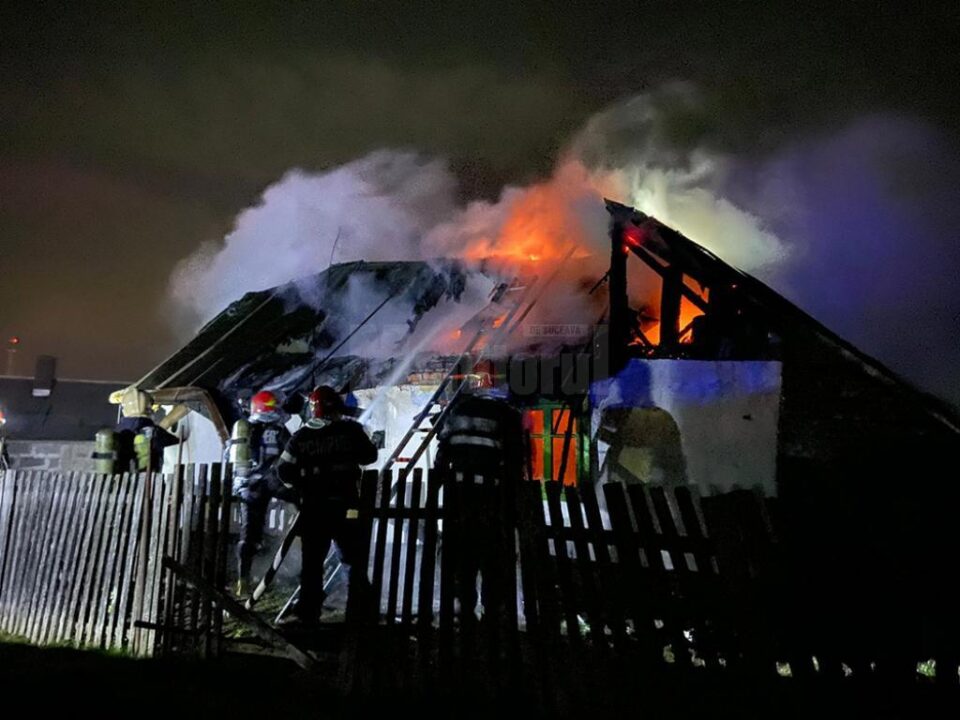 Două echipaje de pompieri au acționat pentru stingerea flăcărilor