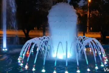 Fantana arteziana cu jocuri de lumini si apa din Parcul de la Policlinica Areni