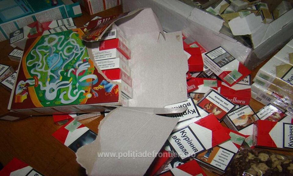 Țigări ascunse în cutii cu prăjituri și cereale, descoperite în PTF Siret