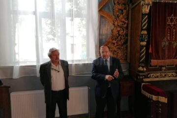 Președintele CJ, Gheorghe Flutur, și președintele Comunitarii evreiești Suceava, Sorin Golda, în Sinagoga Gah