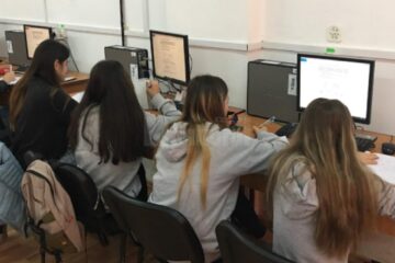 Patru proiecte au fost câștigătoare și au primit donații constând în calculatoare