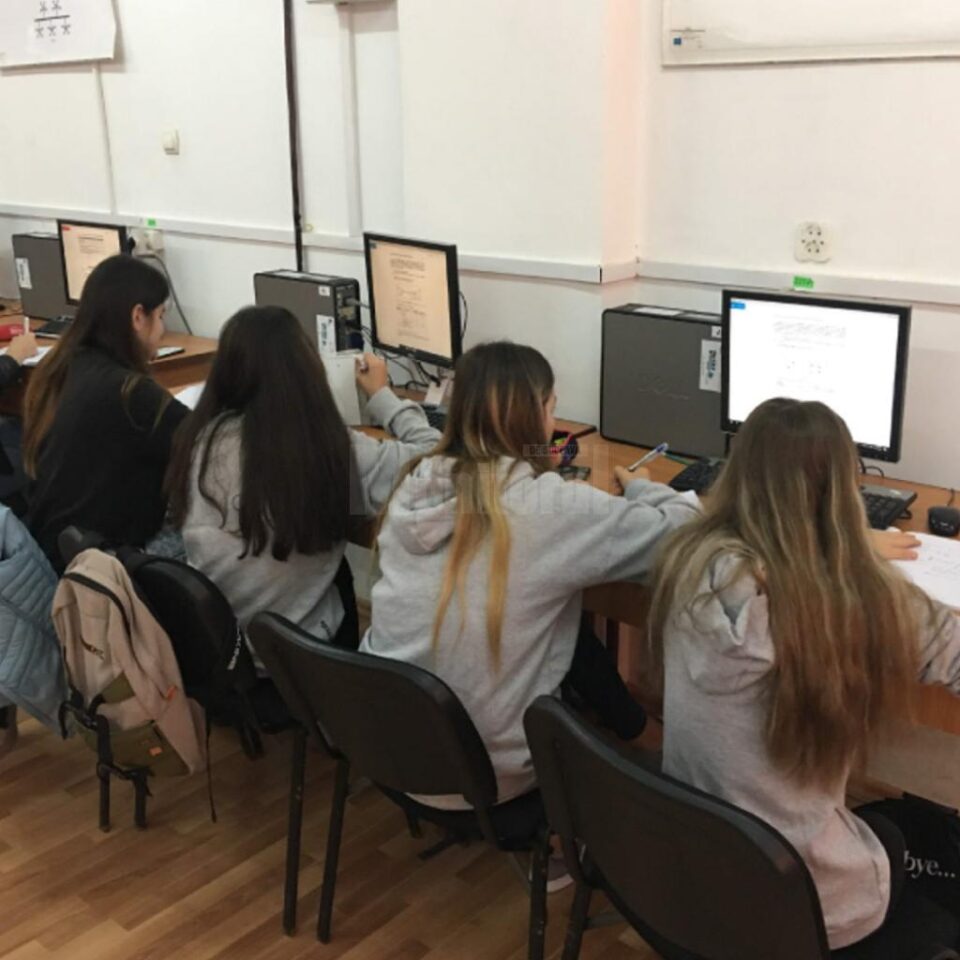 Patru proiecte au fost câștigătoare și au primit donații constând în calculatoare Patru proiecte au fost câștigătoare și au primit donații constând în calculatoare