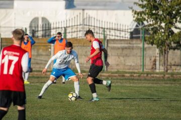 Andrei Mateiciuc, în dreapta imaginii, a reușit o dublă pentru Somuz în partida cu CSM Pașcani