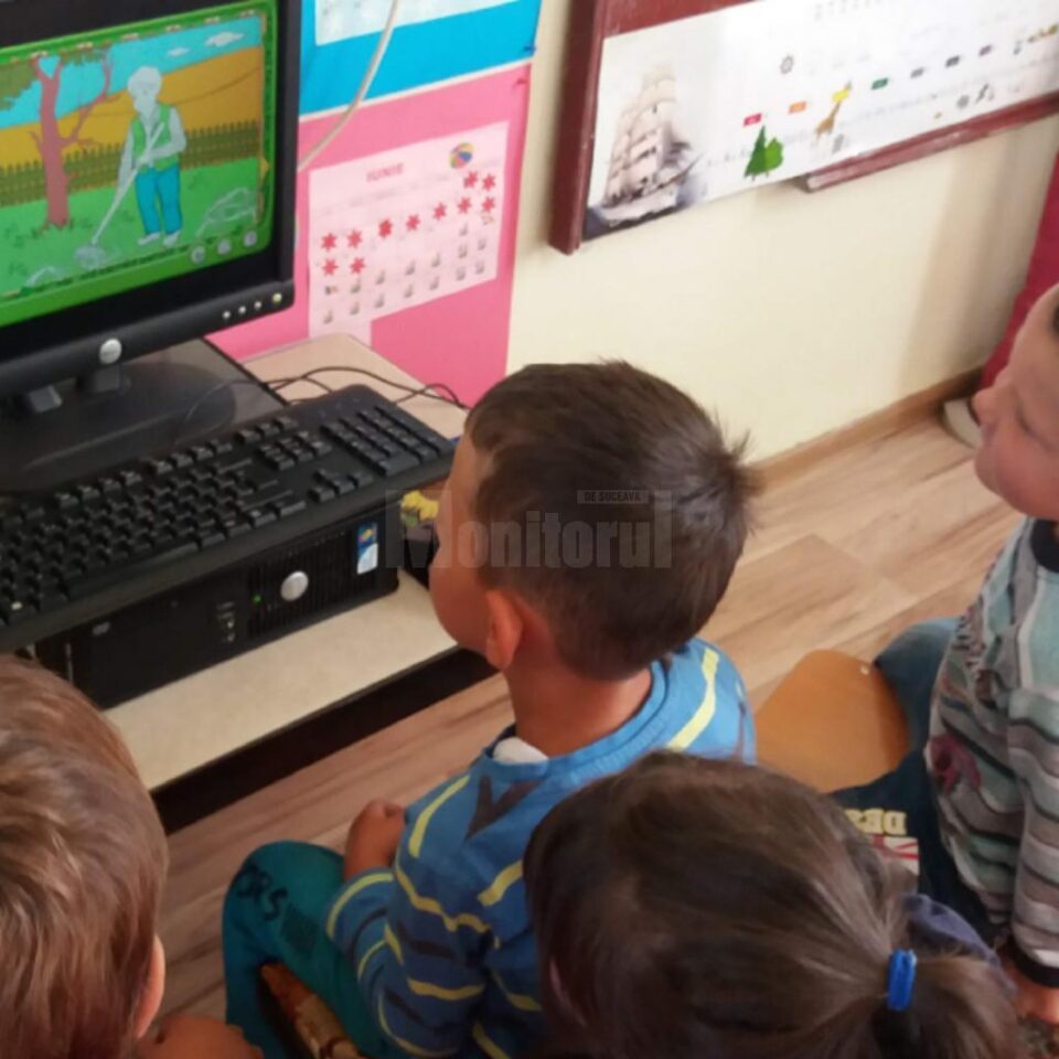 Patru proiecte au fost câștigătoare și au primit donații constând în calculatoare