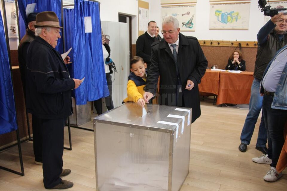 Ion Lungu s-a prezentat la urne alături de soție și nepot și a votat pentru o Românie demnă Ion Lungu s-a prezentat la urne alături de soție și nepot și a votat pentru o Românie demnă