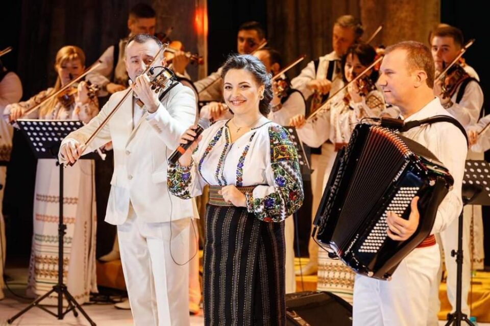 Laura Olteanu și Orchestra Fraților Advahov, spectacol extraordinar de Ziua Bucovinei, la Casa de Cultură a Sindicatelor Suceava