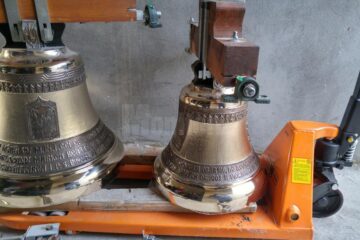 Cele trei clopote care vor fi montate în curând în Turnul Unirii au fost sfințite marți