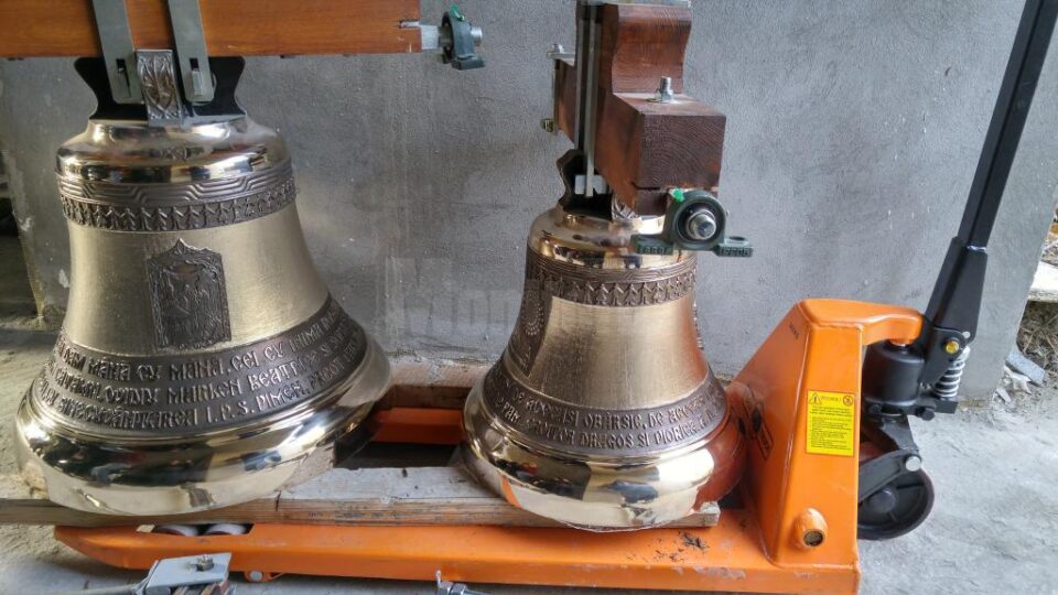 Cele trei clopote care vor fi montate în curând în Turnul Unirii au fost sfințite marți