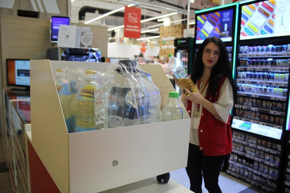 Sucevenii care aduc ulei uzat spre reciclare, la Auchan, sunt recompensați cu detergent de vase, apă plată sau ulei de floarea-soarelui