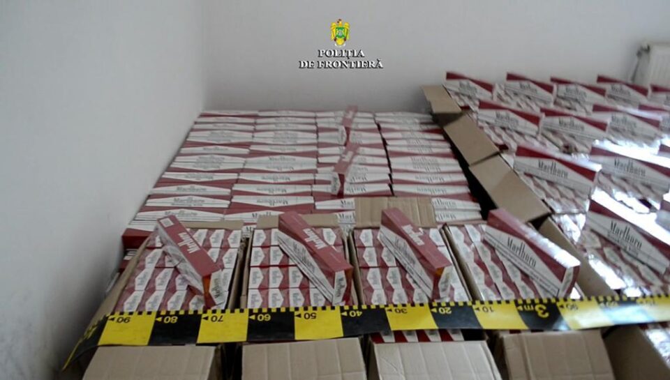 În interiorul microbuzului se afla o importantă cantitate de țigări de contrabandă