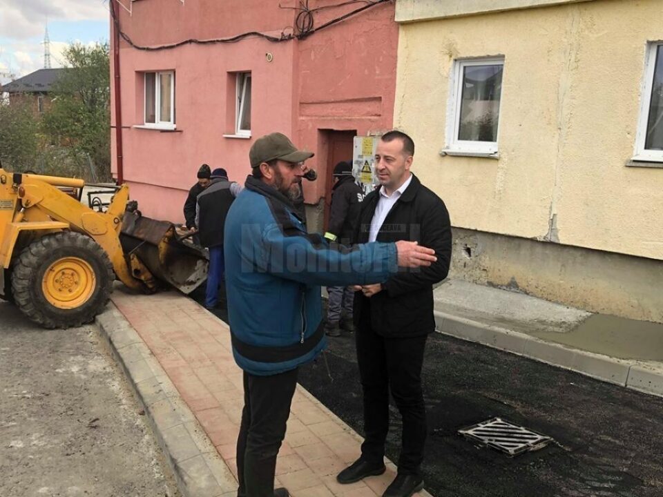 O alee pietruită din Obcini, transformată de Primăria Suceava în stradă nouă, cu locuri de parcare amenajate