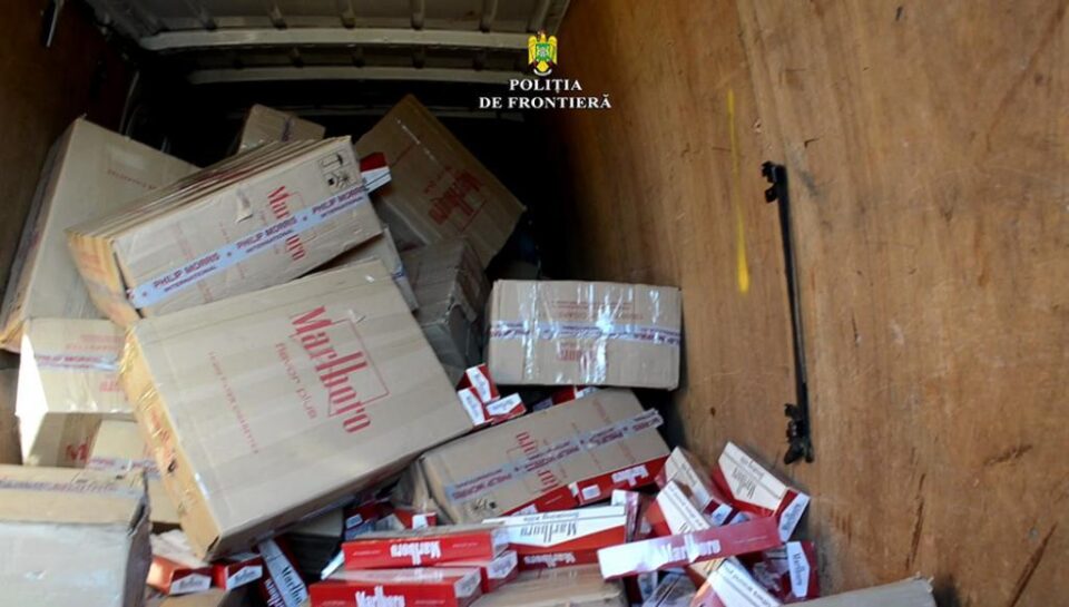 În interiorul microbuzului se afla o importantă cantitate de țigări de contrabandă