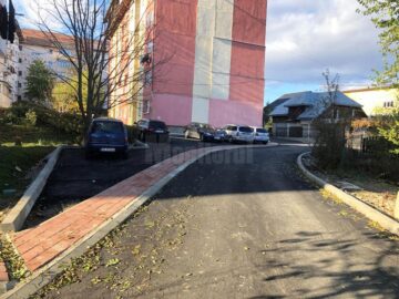 O alee pietruită din Obcini, transformată de Primăria Suceava în stradă nouă, cu locuri de parcare amenajate