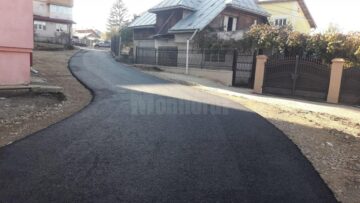 O alee pietruită din Obcini, transformată de Primăria Suceava în stradă nouă, cu locuri de parcare amenajate