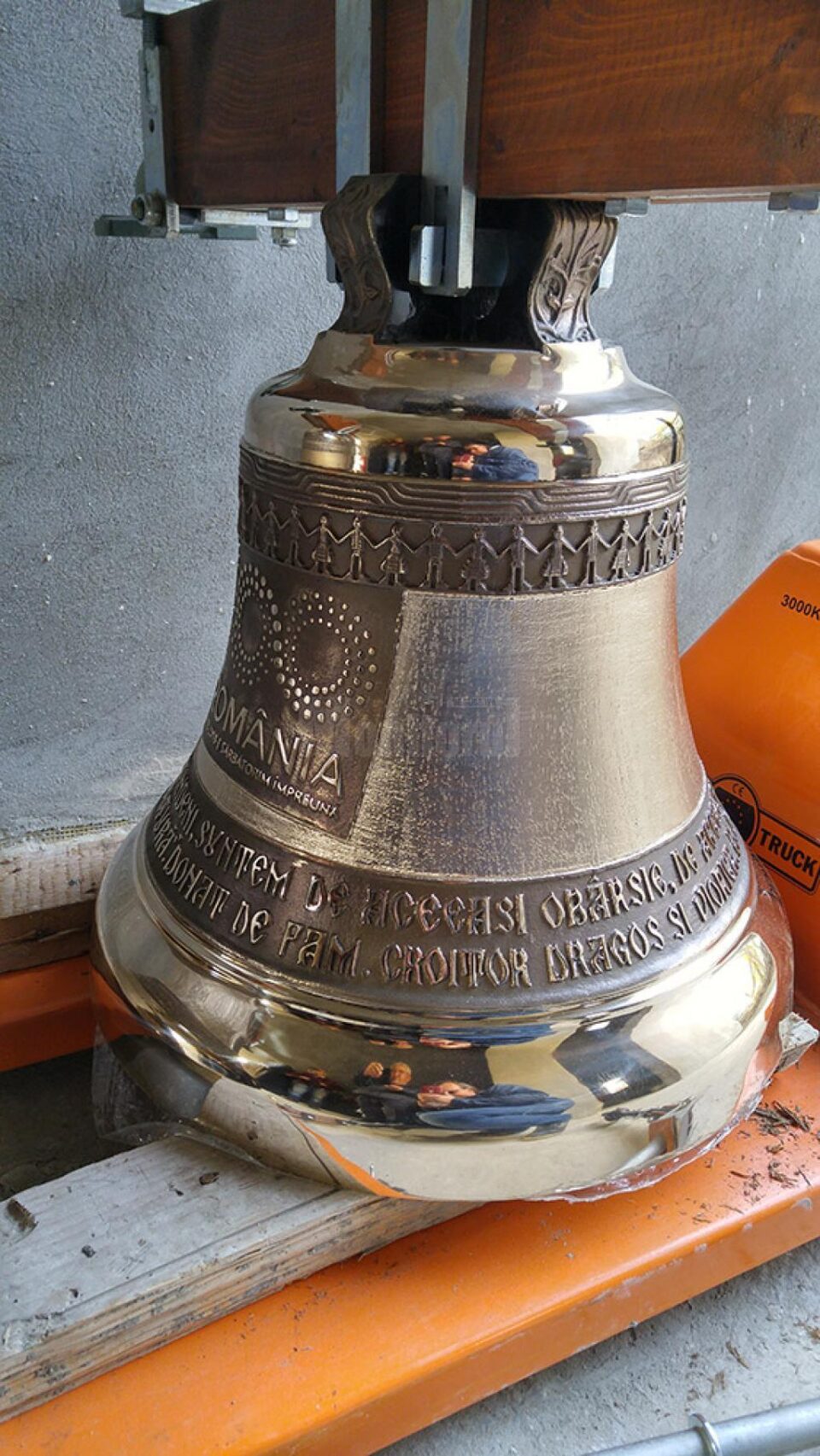 Cele trei clopote care vor fi montate în curând în Turnul Unirii