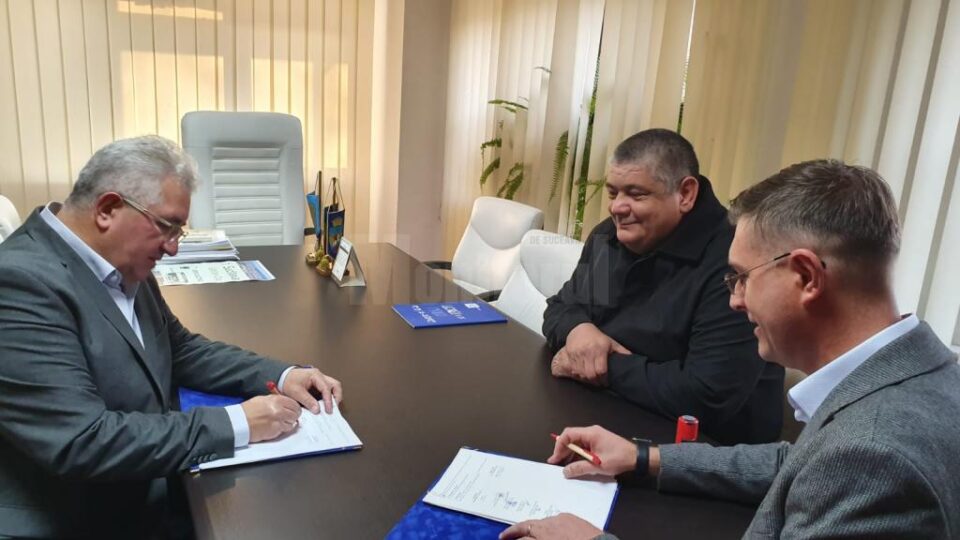 Contractul de realizare a unei grădinițe noi, moderne, semnat de primarul Sucevei, Ion Lungu, cu reprezentanții firmei Safe Steel SRL
