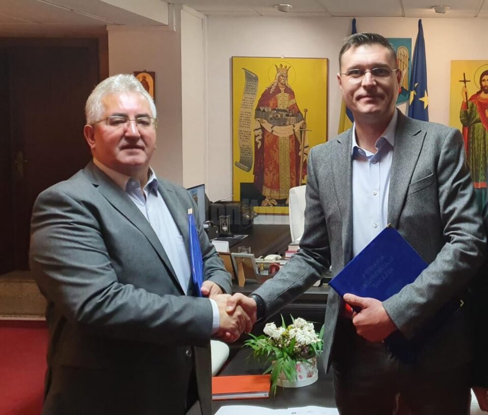 Contractul de realizare a unei grădinițe noi, moderne, semnat de primarul Sucevei, Ion Lungu, cu reprezentanții firmei Safe Steel SRL 2