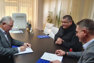 Contractul de realizare a unei grădinițe noi, moderne, semnat de primarul Sucevei, Ion Lungu, cu reprezentanții firmei Safe Steel SRL