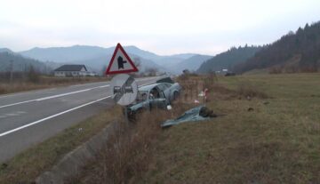 Mașina în care se aflau cei trei tineri din Ostra. Unul a murit, iar doi sunt răniți grav