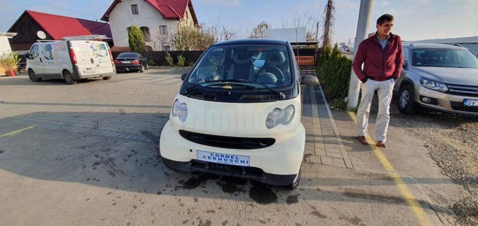 Cornel Cernoschi nu mai are voie să se urce la volanul mașinii Smart, cel puțin cât aceasta are plăcuțele „Cornel Cernoschi”
