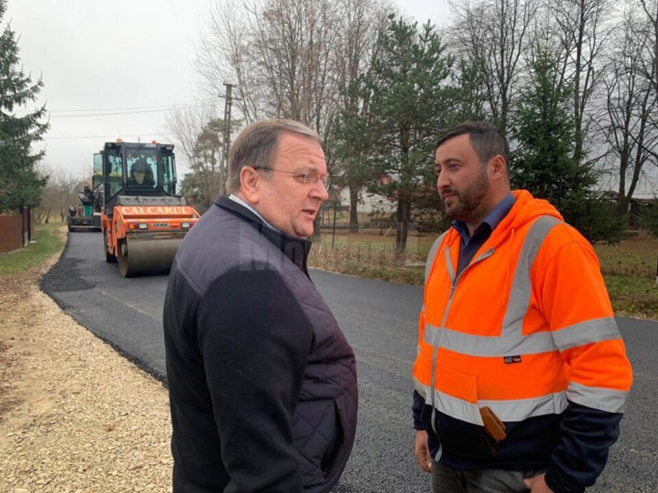 Gheorghe Flutur și Valentin Luță au fost prezenți la începerea lucrărilor de asfaltare a unui drum comunal