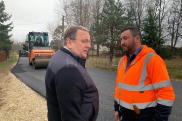 Gheorghe Flutur și Valentin Luță au fost prezenți la începerea lucrărilor de asfaltare a unui drum comunal