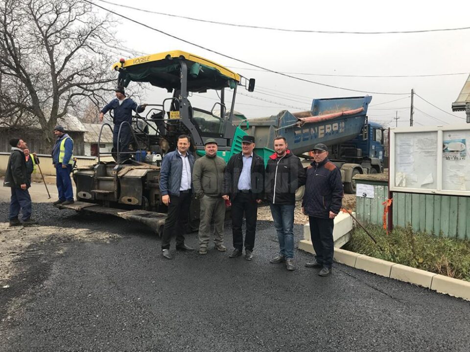 Lucrările de asfaltare a unui drum comunal sunt aproape de finalizare