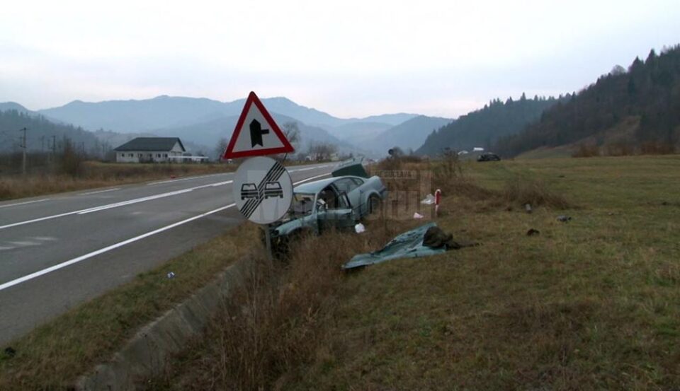 Mașina în care se aflau cei trei tineri din Ostra. Unul a murit, iar doi sunt răniți grav