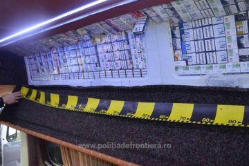 Țigările ascunse în plafonul uneia dintre cele două autoutilitare
