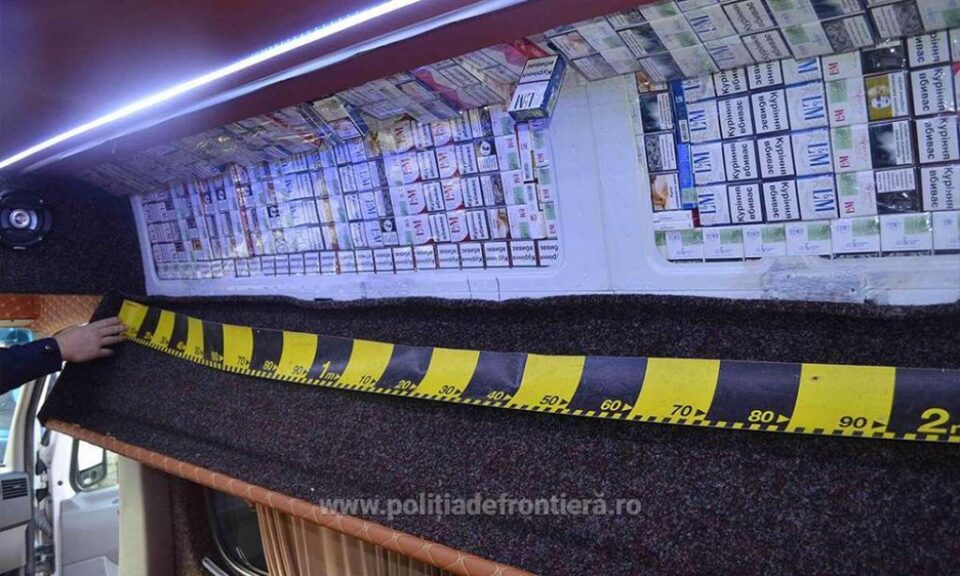 Țigările ascunse în plafonul uneia dintre cele două autoutilitare