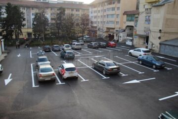 Parcare rezidențială, cu 55 de locuri, modernizată și marcată, între blocuri, în spate la Taylan