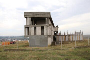 Casa Corpului Didactic este amplasată în Șcheia, pe dealul Florinta