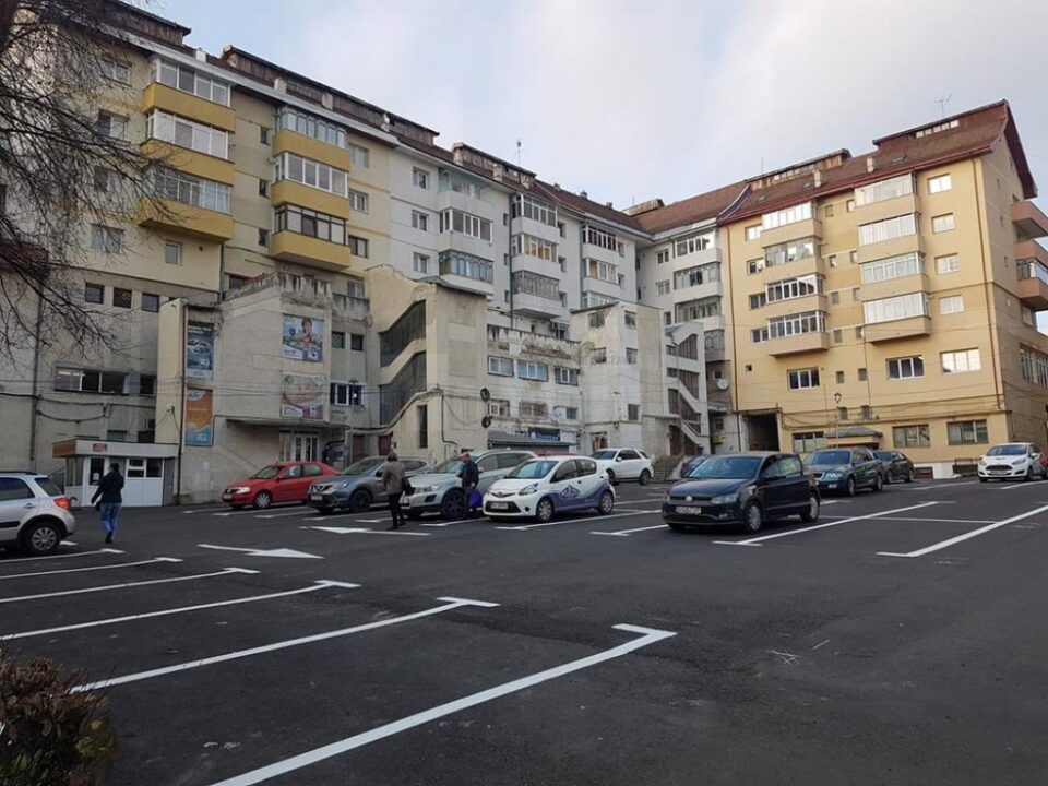 Parcare rezidențială, cu 75 de locuri, modernizată și marcată, în spate la Taylan