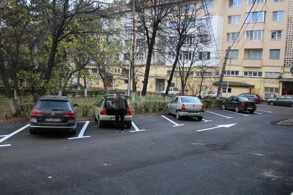 Parcare rezidențială, cu 75 de locuri, modernizată și marcată, în spate la Taylan