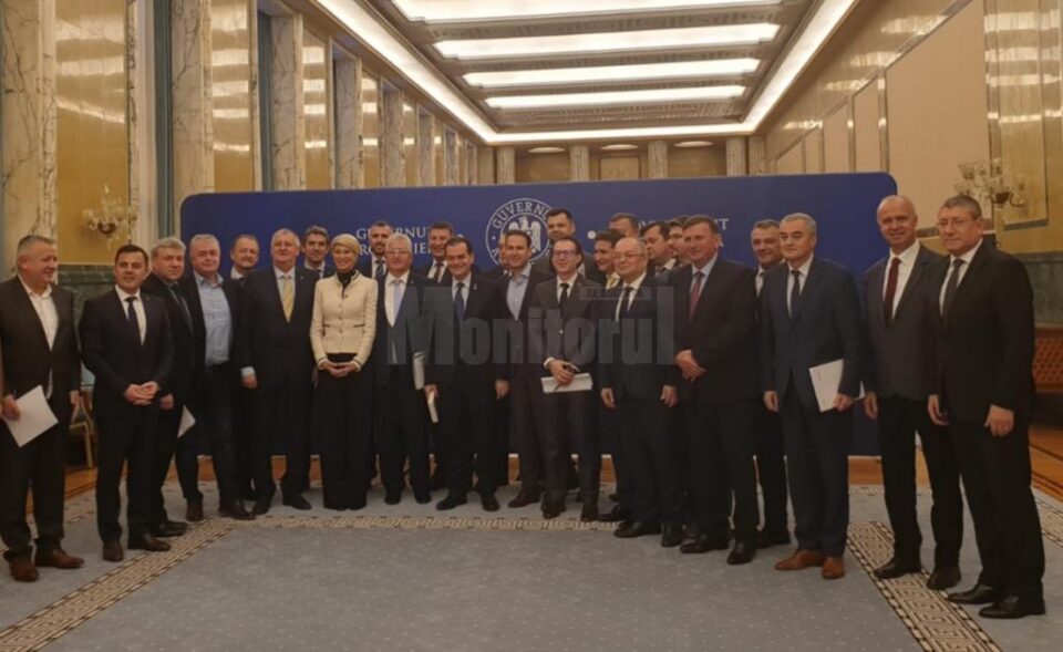 Premierul României, Ludovic Orban, cu membrii Comitetului Director al Asociației Municipiilor din România, la Palatul Victoria