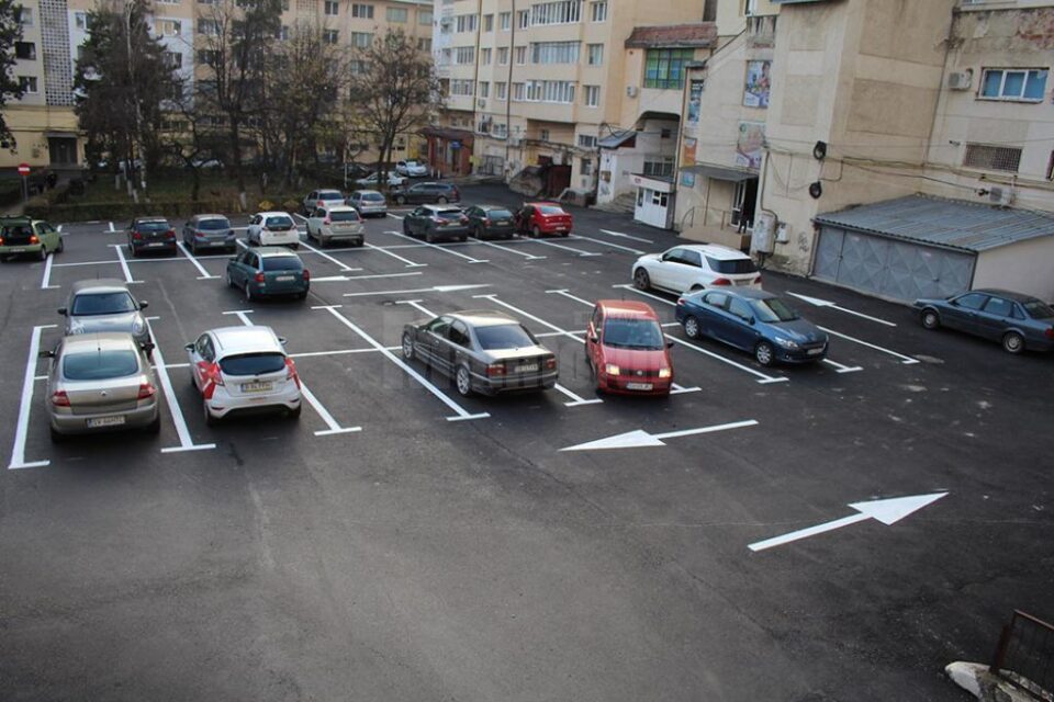 Parcare rezidențială, cu 75 de locuri, modernizată și marcată, în spate la Taylan