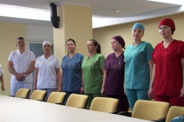 Medicii și asistentele Spitalului de Urgență Suceava vor fi îmbrăcați obligatoriu în alb, cu excepția celor din Maternitate