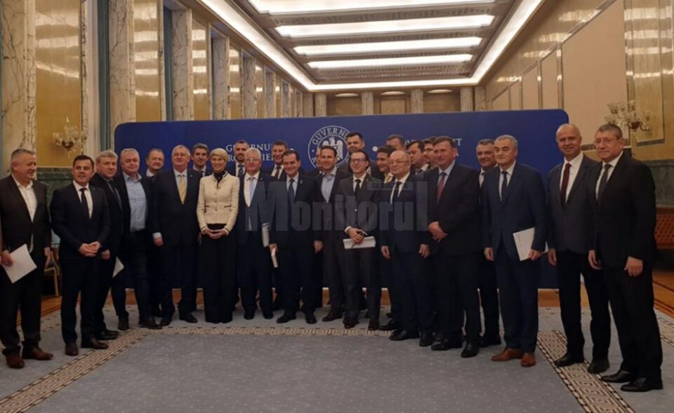 Premierul României cu membrii Comitetului Director al Asociației Municipiilor din România, la Palatul Victoria