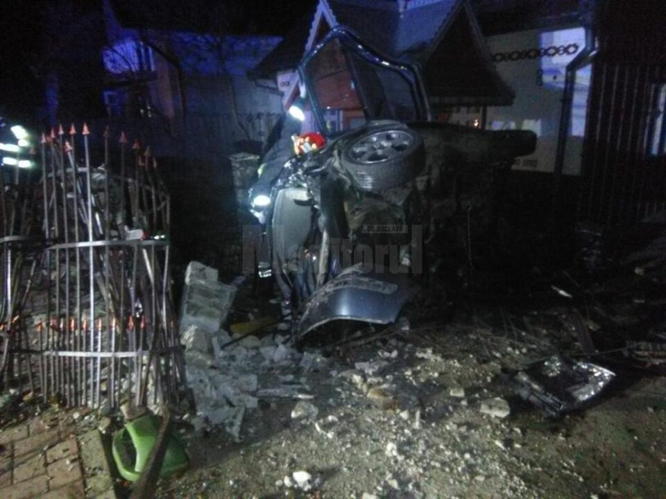 Pasagerul aflat in masina si-a pierdut viata in urma impactului care a distrus autoturismul