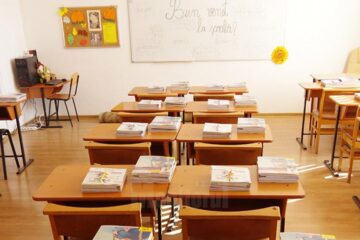 Manualele de fizică și matematică încă nu au ajuns pe băncile elevilor