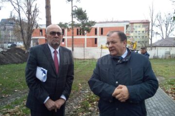 Vasile Rîmbu și Gheorghe Flutur, în zona unde se va construi cladirea pentru Oncologie