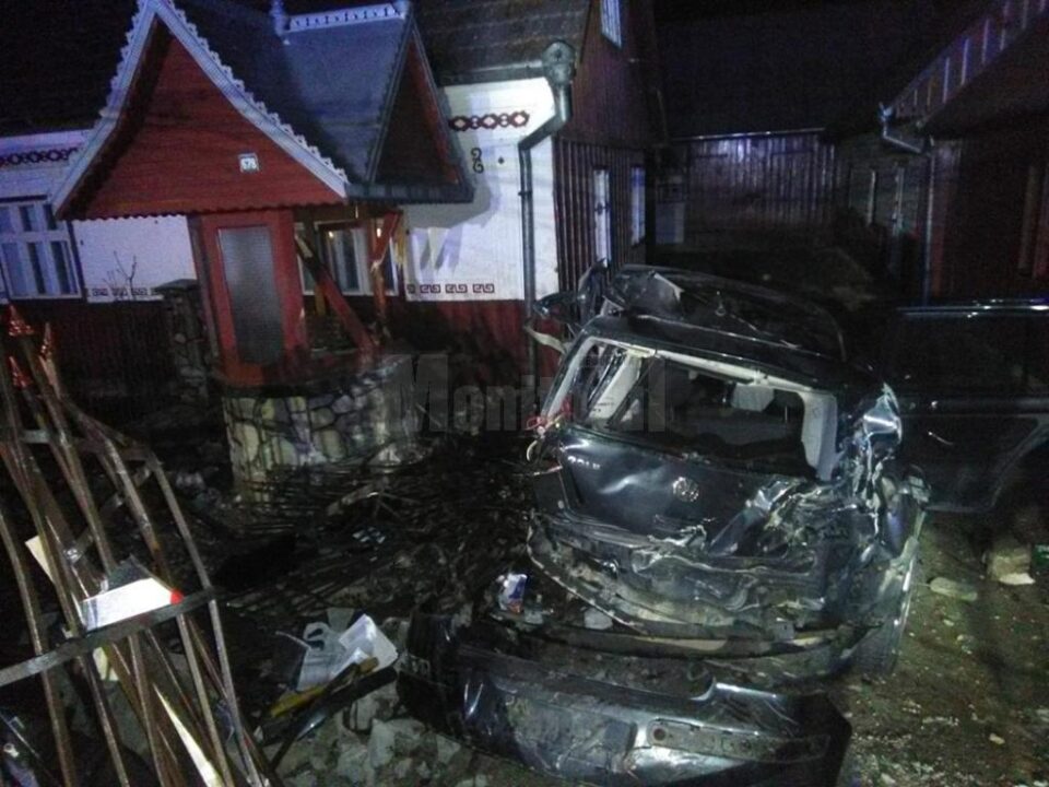 În urma impactului cu gardul metalic și fântâna, autoturismul a fost grav avariat