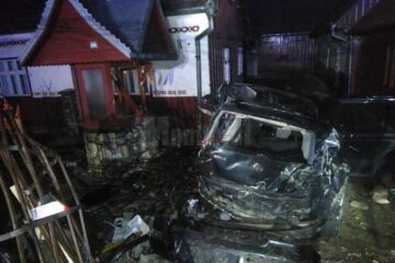 În urma impactului cu gardul metalic și fântâna, autoturismul a fost grav avariat