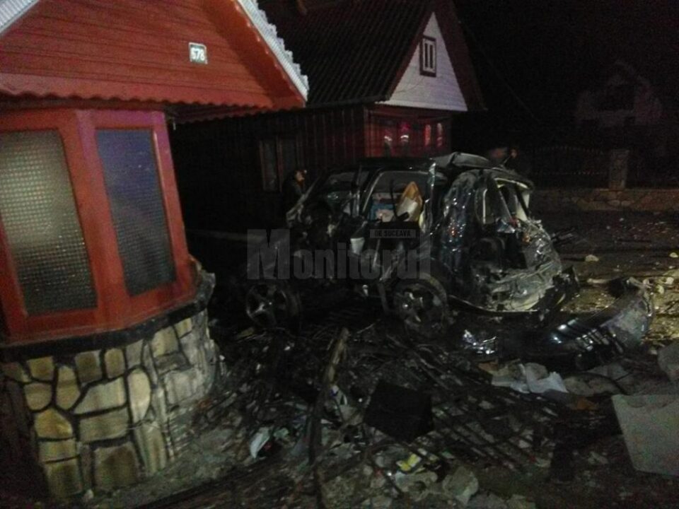 Pasagerul de 29 de ani și-a pierdut viața în accident, în timp ce șoferul a fost grav rănit