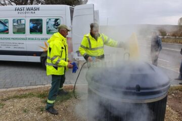 Containerele de colectare a gunoiului, igienizate cu abur fierbinte, la peste 100 grade Celsius