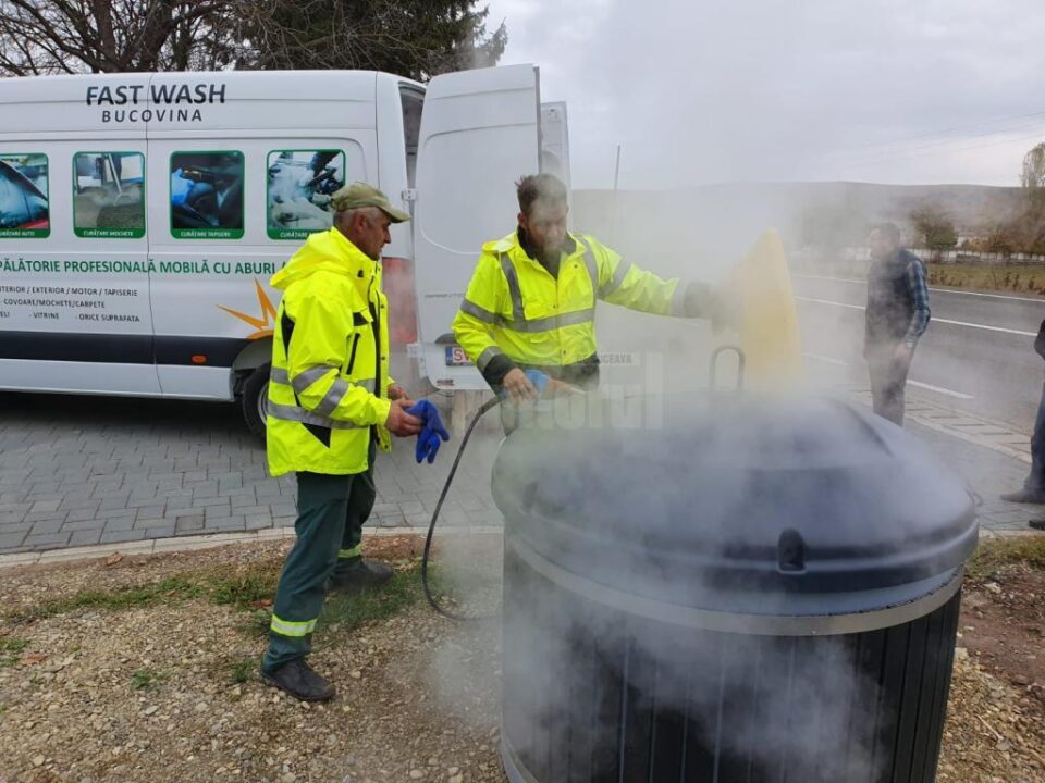 Containerele de colectare a gunoiului, igienizate cu abur fierbinte, la peste 100 grade Celsius Containerele de colectare a gunoiului, igienizate cu abur fierbinte, la peste 100 grade Celsius